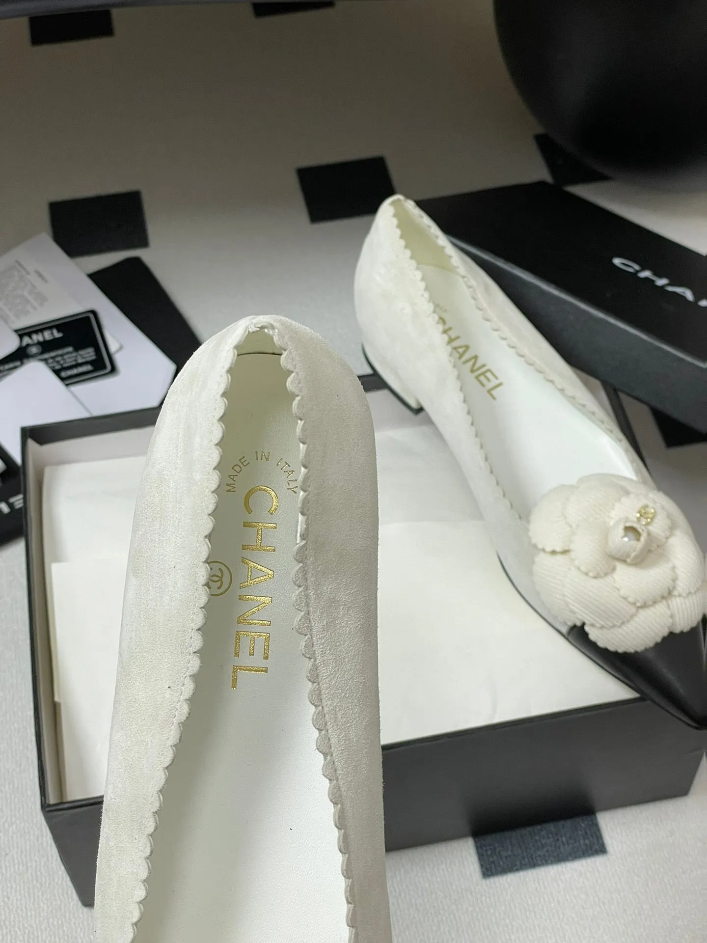 CC 25C Classic Camellia Pointed High Heels Flat 15mm White Suede 247609