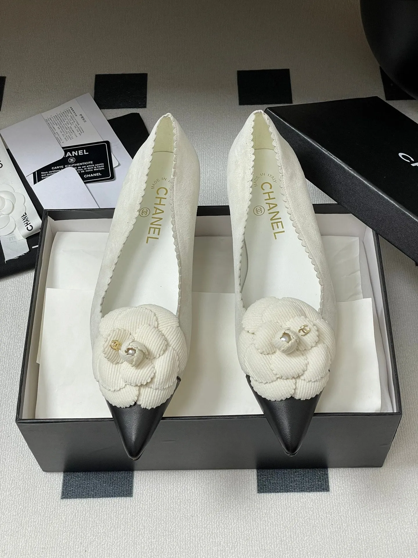 CC 25C Classic Camellia Pointed High Heels Flat 15mm White Suede 247609