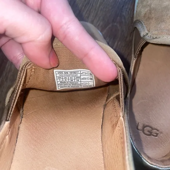 UGG Cas Brown Tan Suede Slip Ons Sneakers Size 7