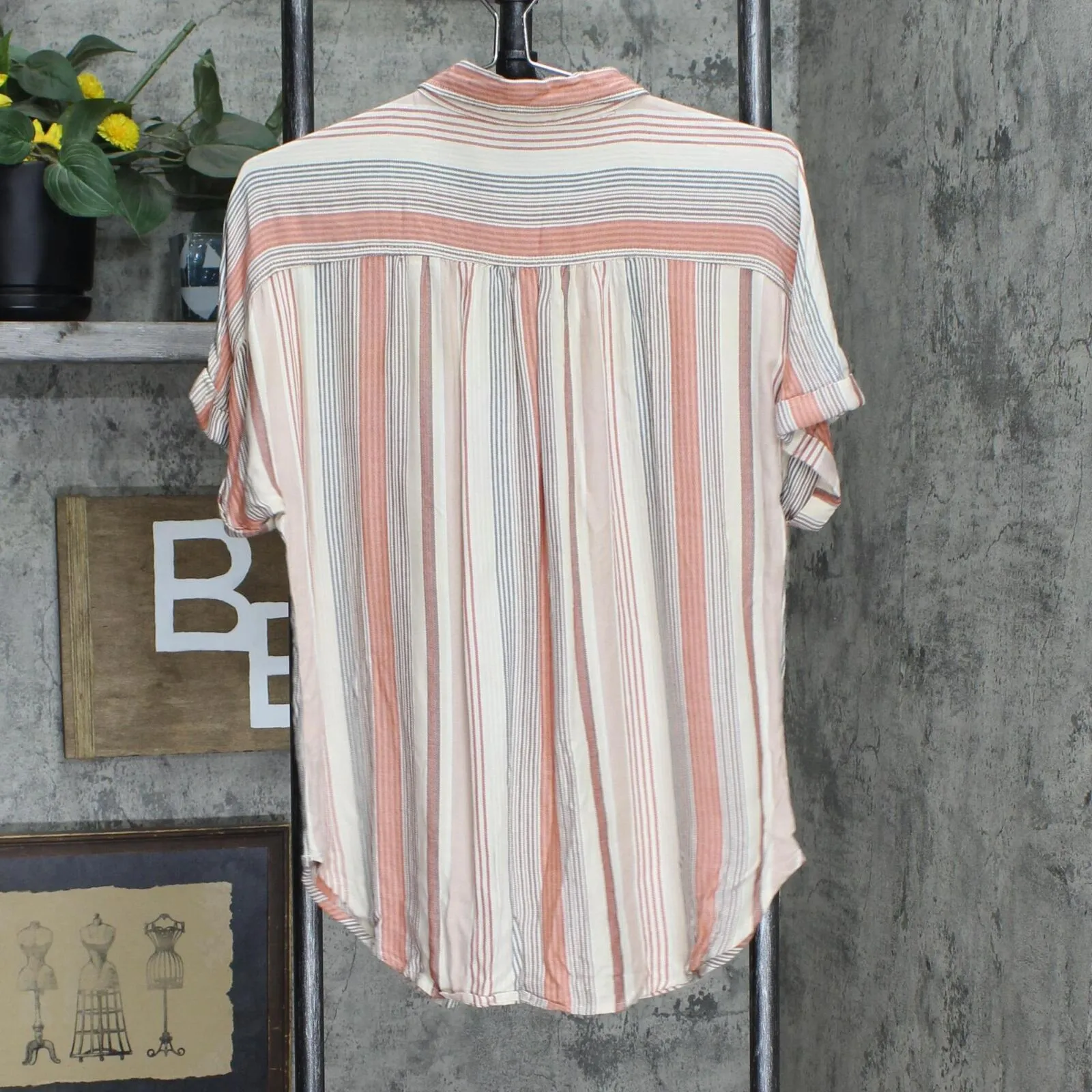 Universal Thread Women's Striped Short Sleeve Button-Down Camp Shirt 562648