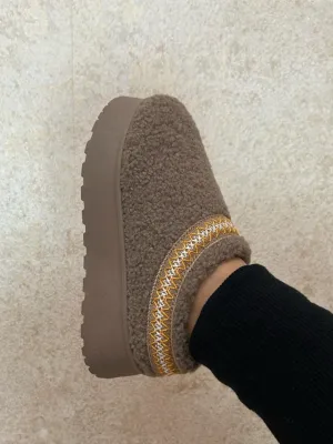 WILD DIVA PLATFORM SHERPA BOOTS (TAUPE)